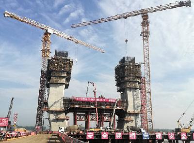 洪湖赤壁长江大桥4号主塔下横梁第一层顺利浇筑完成