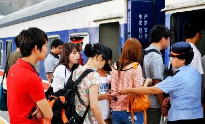 2019年中国铁路暑运开启 预计发送旅客7.2亿人次