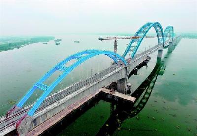 汉十高铁崔家营大桥桥面完工