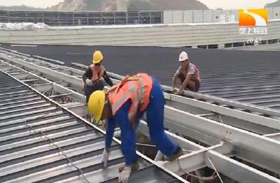 安装工人 一天喝12斤水解暑