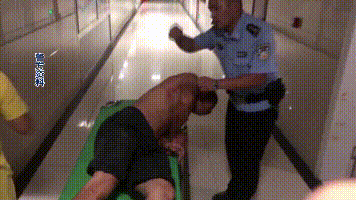 争分夺秒！男子意外坠落，警车开启生命绿色通道！