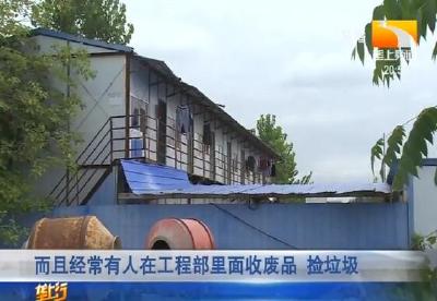 奇葩 “父子兵” 联手偷大门