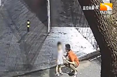 两岁男童深夜“逛街” 警民连夜帮寻家