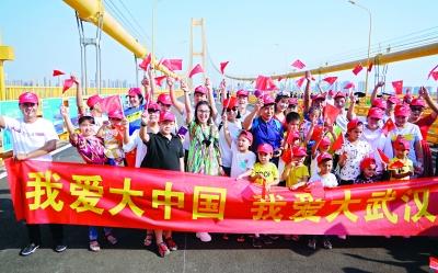 夫妻相随 朋友结队 一家几代人……5000市民尝鲜武汉新地标杨泗港长江大桥