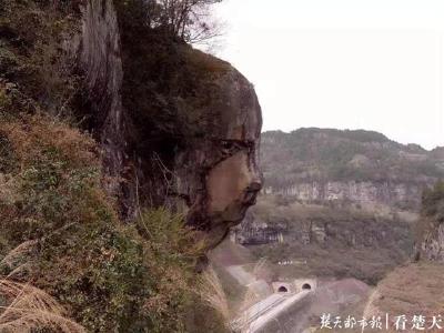 石头界的“忧郁哥”！湖北一半山绝壁乍现人脸巨石