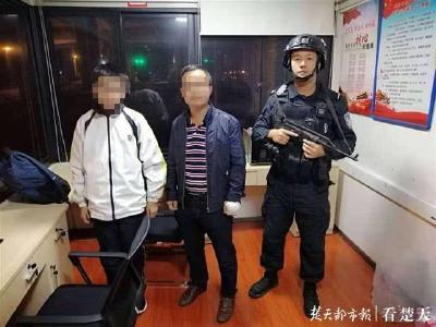 少年凌晨赌气离家出走 暖心特警助其安全回家