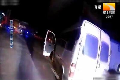 严查！客车非法运输140多箱鞭炮