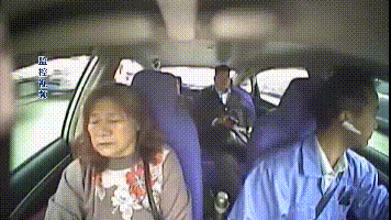 上班早高峰，老人突发疾病，热心的哥争分夺秒救病人！