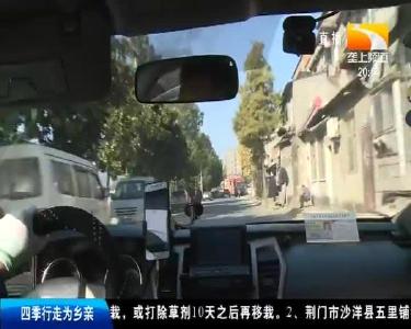 老人突发疾病 热心的哥争分夺秒救人