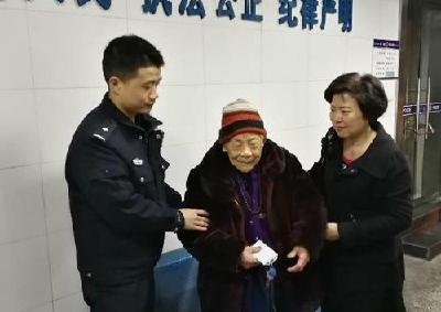 痴呆症婆婆流浪街头 路人与公安助其与家人团聚