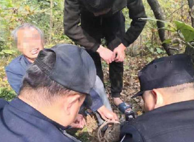 乡亲上山植树不慎误踩捕兽夹 武汉民警辅警合力抬人下山救治