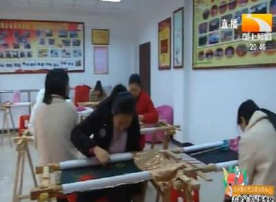 农村书屋新变化：书中学刺绣 家里接订单