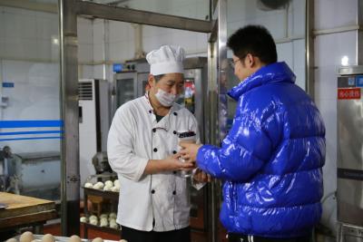 一杯奶茶 一句问候，武汉大学生为寒冬的劳动者送去温暖