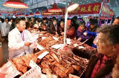 猪肉下降带动腌肉灌肠，小店一天炸肉圆上百斤，江城肉品年货市场热火重燃