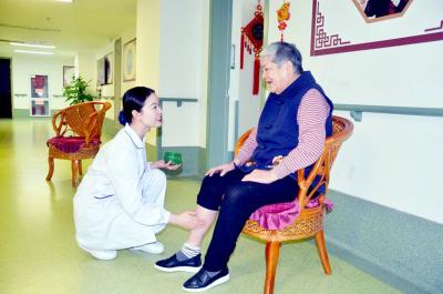 武汉养老护理岗位缺口大 大医院护士辞职当福利院护理员