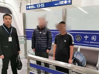 宜昌2名逃犯回国自首 看见民警泪流满面