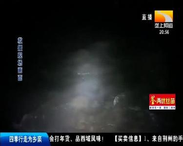 为抄近路 货车被困河道