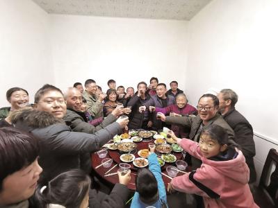  一穷二白到养猪千头 大山女猪倌请乡邻吃杀猪宴