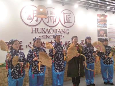 郧西农村夫妇一把扫帚年销4000万元 带动1.98万户村民致富