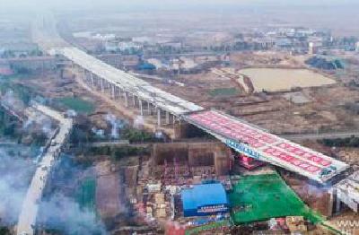 孝感北跨汉丹铁路桥成功转体 武汉城市圈环线高速公路全线贯通闭环