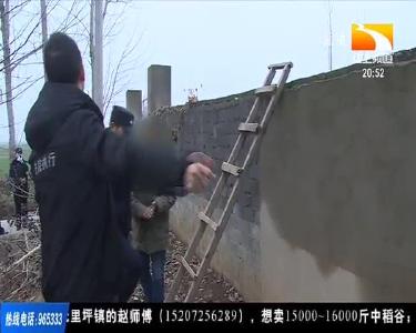 心虚紧闭大门 法警出这招老赖跑不了