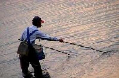 长江10年禁渔令生效后 两男子铤而走险入江捕鱼被抓现行
