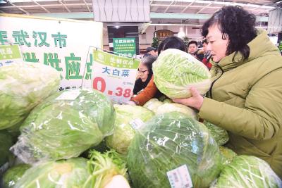 武汉冬储春供蔬菜进社区 大白菜一斤才三毛钱