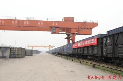 万吨美国大豆坐船到达宜昌 水运转铁运送入西南腹地