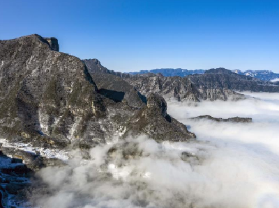 湖北五峰：高山雪场风景如画