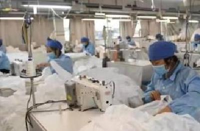 仙桃35家企业开足马力生产 日生产防护服2万件