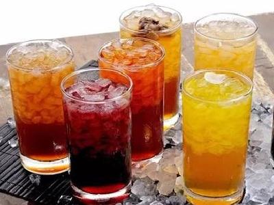 小伙每天喝三瓶可乐喝进急救室 医生建议青年人健康饮食