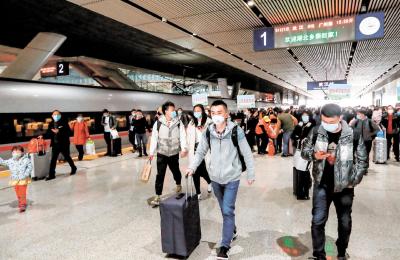 260多趟列车停靠武汉三大火车站 恢复到站首日6万多名人员到汉
