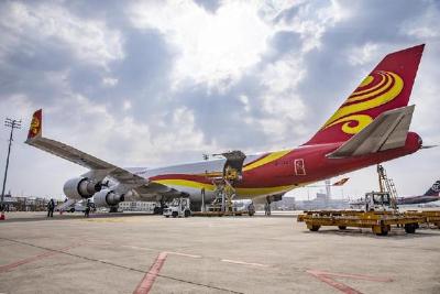 南京禄口机场航空货运开足马力 每日逾10吨螃蟹“飞往”全国