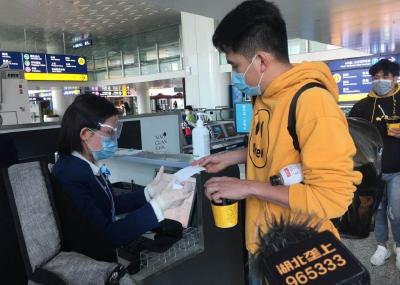 武汉天河机场：测温三次才可登机 乘客座位交叉安排丨毫不放松防反弹
