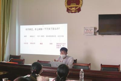 这位大学生在拆迁村里讲理财课火了