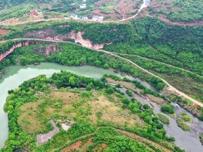 湖北宜昌：修复后的黄柏河生态湿地现滨水景观