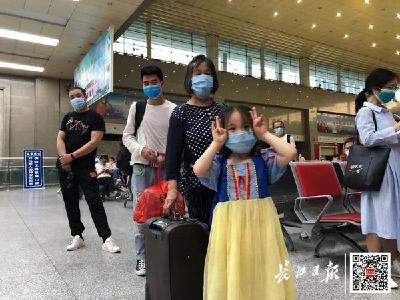 武汉第一班进京客运列车今晨发出 赴京机票搜索量增9倍