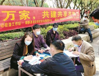 被“裁”的老乡重返岗位 湖北工会异地建站为农民工维权