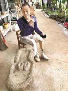 洪水肆虐冲不垮创业信心 独腿老兵带领员工重建花卉园