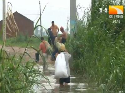 防汛一线：民警涉水进村 劝导乡亲上岸避险