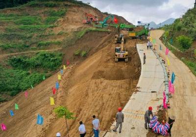 航拍：湖北蕲春农村公路水毁灾后抢修