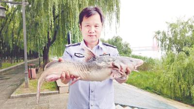 夫妻俩使用超声波捕鱼器 在长江非法捕鱼获利24万