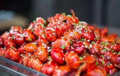 武汉男子小龙虾配啤酒 致右眼险失明