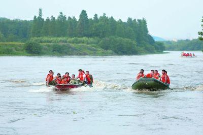 5名特警齐胸洪流中勇救女孩 其中4人是退役军人