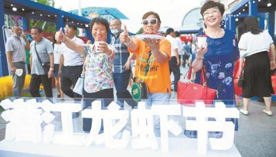 潜江小龙虾在上海掀起舌尖风暴 30余位援鄂医疗队代表获赠龙虾和虾稻礼品