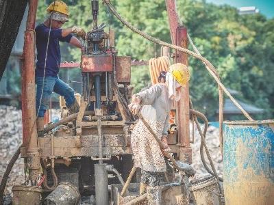 钻探工地上母子同甘共苦 马达轰鸣中笑对生活艰辛