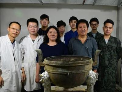 湖北青铜文物修复保护记：成堆"脆锅巴"拼出数十条"龙"