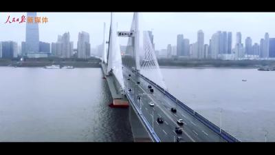 当汉街突然响起熟悉的歌声，接下来这一幕看到泪目…