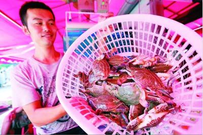 青岛海鲜市场上螃蟹占据半壁江山 海捕鱼虾几天后将大量上市