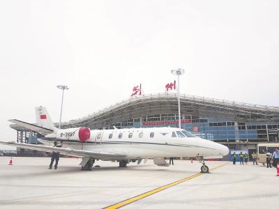 荆州机场迎来首架飞机降落 机场通航进入倒计时